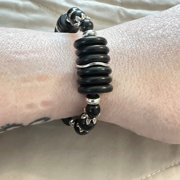 Black Onyx and silver tone stretchy bracelet. Rounds and discs - Picture 7 of 11